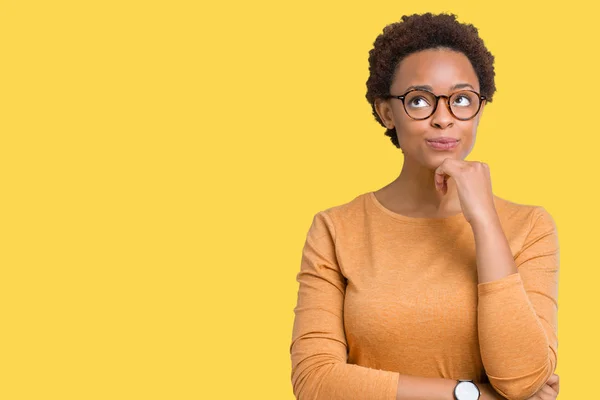 Giovane Bella Donna Afroamericana Che Indossa Occhiali Sfondo Isolato Guardando — Foto Stock