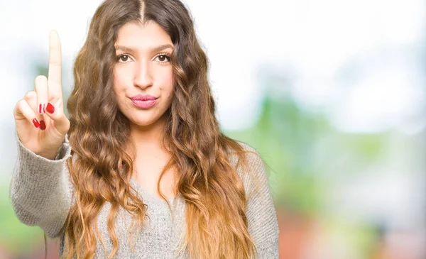 Joven Hermosa Mujer Con Vestido Invierno Señalando Con Dedo Hacia — Foto de Stock