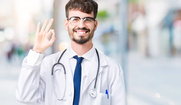 Młody Lekarz Człowiek Sobie Szpital Płaszcz Białym Tle Uśmiechający Się — Zdjęcie stockowe