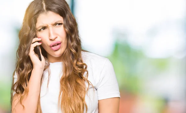 Ung Vuxen Kvinna Tar Telefonen Rädd Chock Med Överraskning Ansikte — Stockfoto