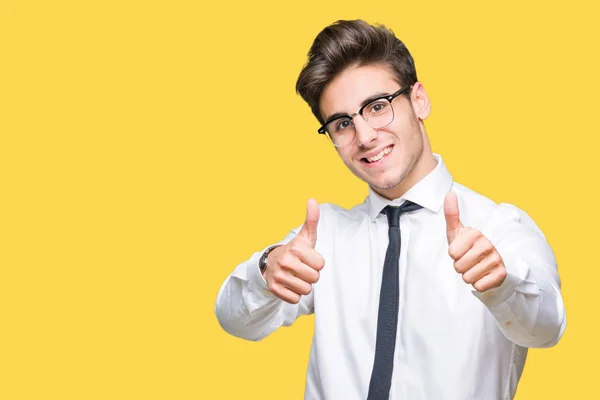 Joven Hombre Negocios Con Gafas Sobre Fondo Aislado Que Aprueba —  Fotos de Stock