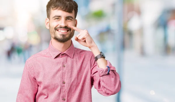 Jovem Homem Bonito Vestindo Camisa Rosa Sobre Fundo Isolado Apontando — Fotografia de Stock