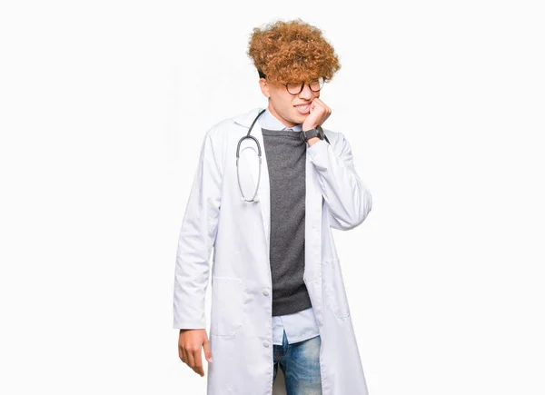 Mladý Pohledný Doktor Muž Lékařské Kabátě Stresovaní Nervózní Rukama Ústech — Stock fotografie