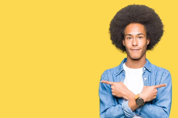 Jonge Afro Amerikaanse Man Met Afro Haar Wijzend Naar Beide — Stockfoto