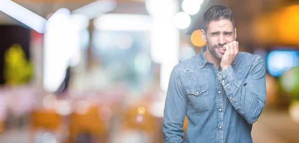 Jonge Knappe Man Geïsoleerde Achtergrond Zoek Gestresst Nerveus Met Handen — Stockfoto