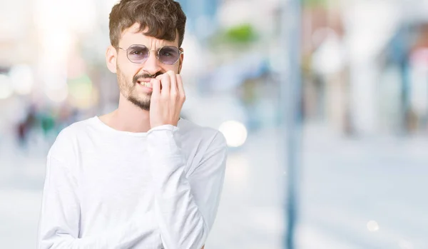 Ung Vacker Man Bär Solglasögon Över Isolerade Bakgrund Ser Stressad — Stockfoto