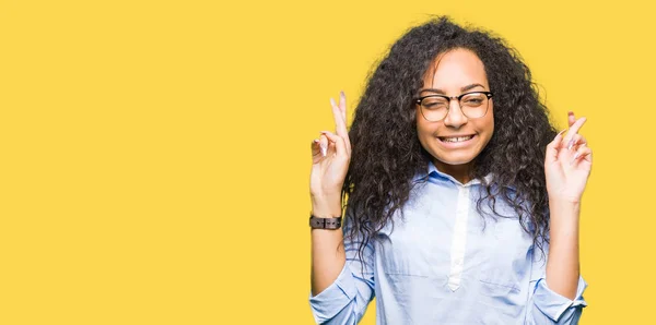 Joven Chica Negocios Hermosa Con Pelo Rizado Con Gafas Sonriendo —  Fotos de Stock