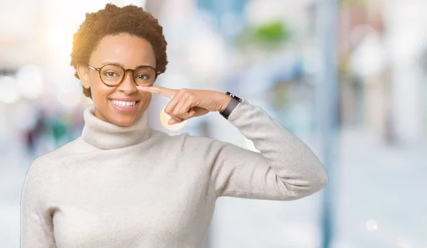 Jovem Mulher Afro Americana Bonita Vestindo Óculos Sobre Fundo Isolado — Fotografia de Stock