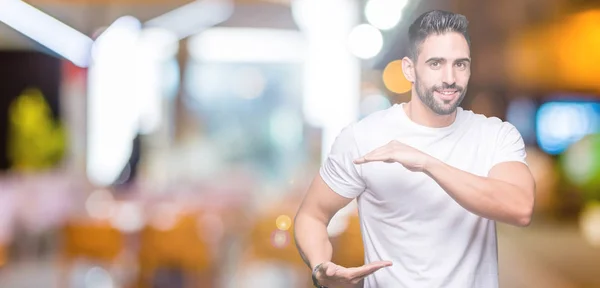 Hombre Joven Con Camiseta Blanca Casual Sobre Fondo Aislado Gesticulando —  Fotos de Stock