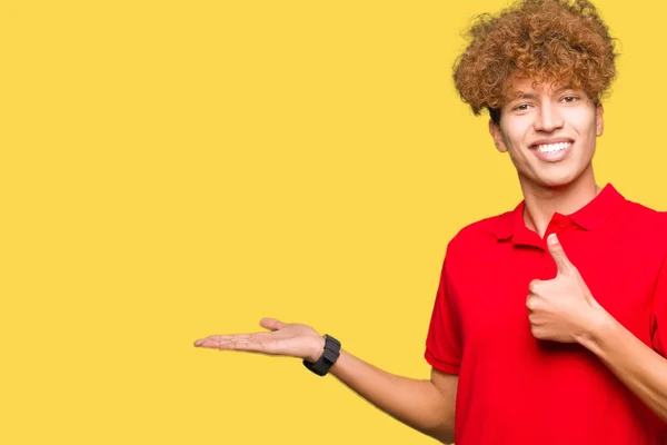 Jonge Knappe Man Met Afro Haar Dragen Rode Shirt Weergegeven — Stockfoto