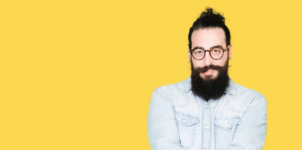 Jonge Hipster Man Met Lange Haren Baard Dragen Brillen Smiling — Stockfoto