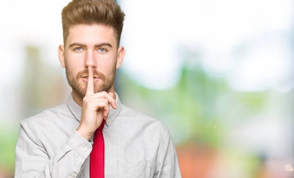 Pria Bisnis Tampan Muda Meminta Untuk Diam Dengan Jari Bibir — Stok Foto