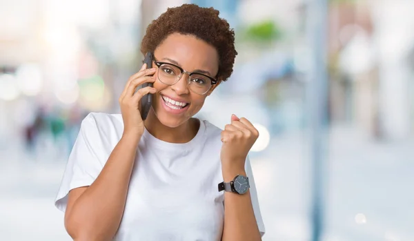 Joven Mujer Afroamericana Hablando Por Teléfono Sobre Fondo Aislado Gritando — Foto de Stock