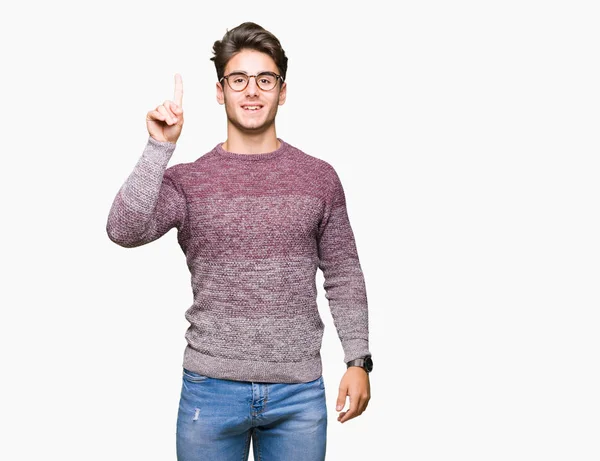 Mladý Pohledný Muž Nosí Brýle Izolované Pozadí Zobrazení Směřující Nahoru — Stock fotografie