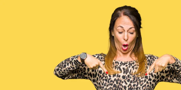 Mulher Meia Idade Bonita Vestindo Vestido Impressão Animal Leopardo Apontando — Fotografia de Stock