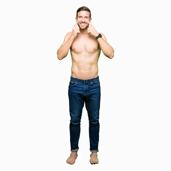 Hombre Guapo Sin Camisa Mostrando Pecho Desnudo Sonriendo Con Boca —  Fotos de Stock