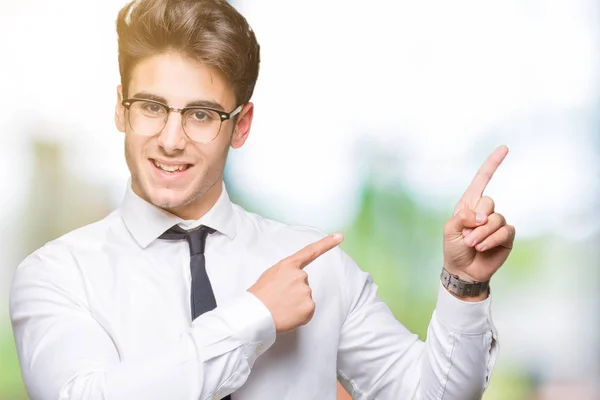 Joven Hombre Negocios Con Gafas Sobre Fondo Aislado Sonriendo Mirando — Foto de Stock