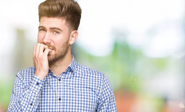 Jeune Homme Beau Bussins Regardant Stressé Nerveux Avec Les Mains — Photo