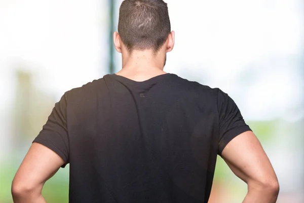 Joven Hombre Guapo Sobre Fondo Aislado Pie Hacia Atrás Mirando — Foto de Stock