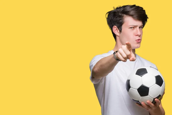 Joven Sosteniendo Pelota Fútbol Sobre Fondo Aislado Señalando Con Dedo —  Fotos de Stock