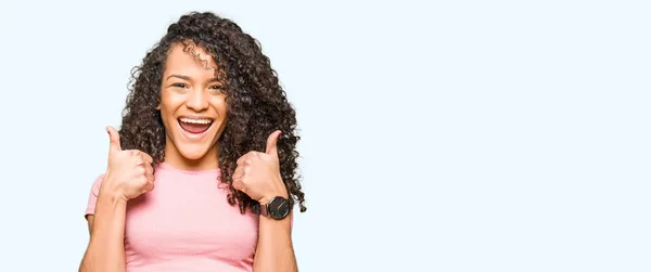 Mulher Bonita Nova Com Cabelo Encaracolado Vestindo Sinal Sucesso Camiseta — Fotografia de Stock