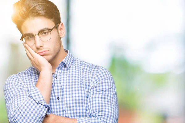 Ung Vacker Man Glasögon Över Isolerade Bakgrund Tänkande Ser Trött — Stockfoto