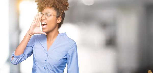 Gyönyörű Fiatal Afro Amerikai Üzletasszony Elszigetelt Háttér Kiabálás Sikoltozik Hangosan — Stock Fotó