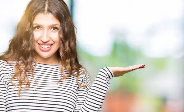 Junge Schöne Frau Streifen Pullover Lächelnd Fröhlich Präsentiert Und Zeigt — Stockfoto