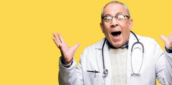 Hombre Guapo Médico Senior Con Abrigo Médico Celebrando Loco Sorprendido — Foto de Stock