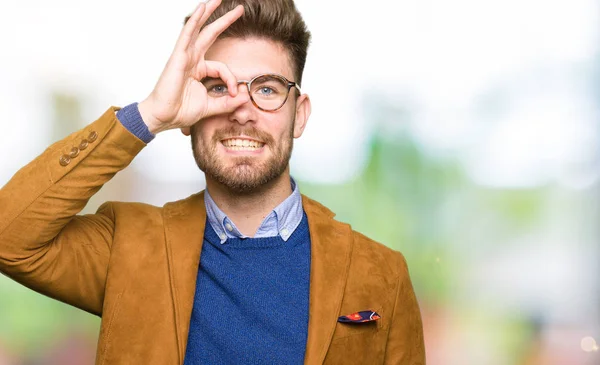 Junger Gutaussehender Geschäftsmann Mit Brille Macht Geste Mit Lächelnder Hand — Stockfoto