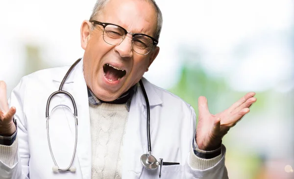 Hombre Guapo Médico Senior Con Abrigo Médico Loco Loco Gritando — Foto de Stock