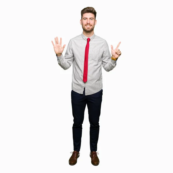 Młody Przystojny Biznesmen Wyświetlono Skierowaną Górę Palcami Siódemce Jednocześnie Uśmiechając — Zdjęcie stockowe