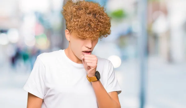 Homem Bonito Jovem Com Cabelo Afro Vestindo Casual Shirt Branca — Fotografia de Stock