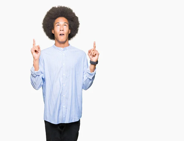 Jovem Americano Africano Com Cabelo Afro Surpreso Surpreso Olhando Para — Fotografia de Stock