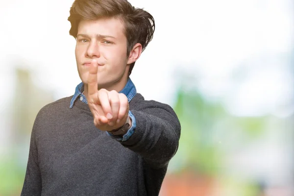 Joven Hombre Elegante Guapo Sobre Fondo Aislado Señalando Con Dedo —  Fotos de Stock