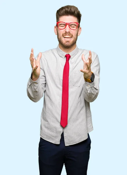 Jovem Homem Negócios Bonito Usando Óculos Celebrando Louco Louco Para — Fotografia de Stock