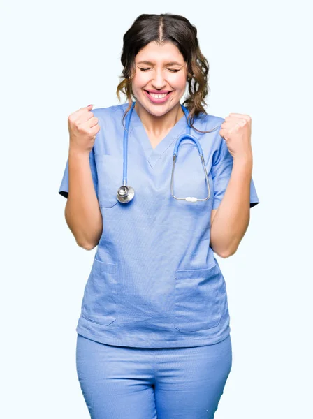 Młody Lekarz Dorosłych Kobieta Sobie Medycznych Uniform Podekscytowany Sukces Ramionami — Zdjęcie stockowe