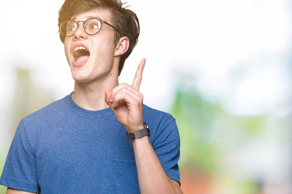 Mladý Pohledný Muž Nosí Brýle Nad Izolované Pozadí Ukazováčkem Úspěšným — Stock fotografie