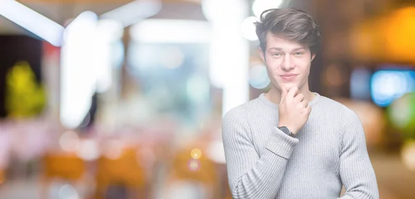 Jonge Knappe Man Winter Trui Dragen Geïsoleerde Achtergrond Zoek Vertrouwen — Stockfoto