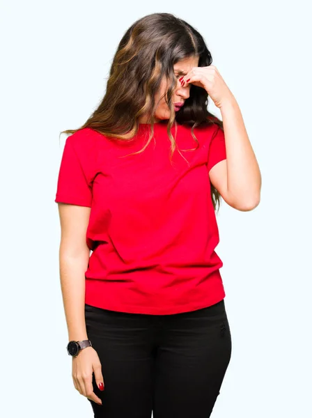 Młoda Piękna Kobieta Noszenia Dzień Shirt Zmęczony Pocieranie Nosa Oczu — Zdjęcie stockowe