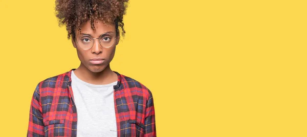 Linda Jovem Afro Americana Vestindo Óculos Sobre Fundo Isolado Deprimido — Fotografia de Stock