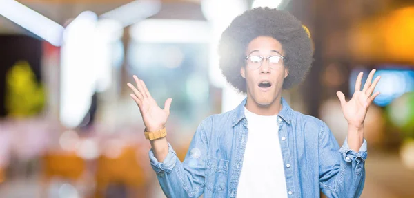 Unga Afroamerikanska Man Med Afro Hår Glasögon Firar Galen Och — Stockfoto