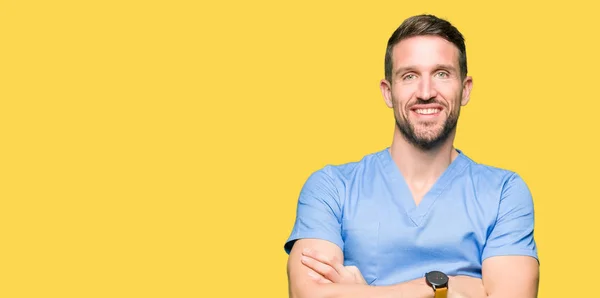 Hombre Guapo Doctor Vistiendo Uniforme Médico Sobre Fondo Aislado Cara — Foto de Stock