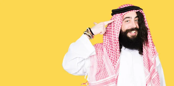 Pebisnis Arab Dengan Rambut Panjang Mengenakan Syal Tradisional Keffiyeh Tersenyum — Stok Foto
