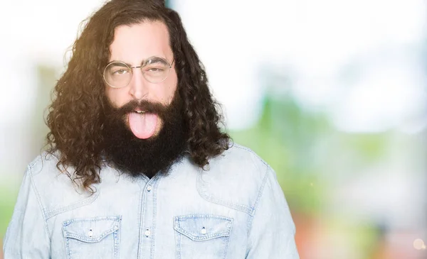 Homem Jovem Hipster Com Cabelos Longos Barba Usando Óculos Colando — Fotografia de Stock