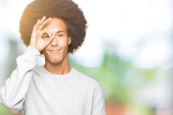 Ung Afrikansk Amerikansk Man Med Afro Hår Klädd Sportig Sweatshirt — Stockfoto