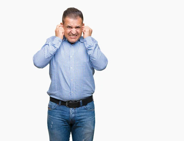 中年阿拉伯商人在孤立的背景覆盖耳朵用手指与恼火的表示大声的音乐的噪声 聋哑人的概念 — 图库照片