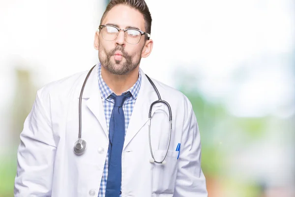 Knappe Jonge Dokter Man Geïsoleerde Achtergrond Maken Vis Gezicht Met — Stockfoto