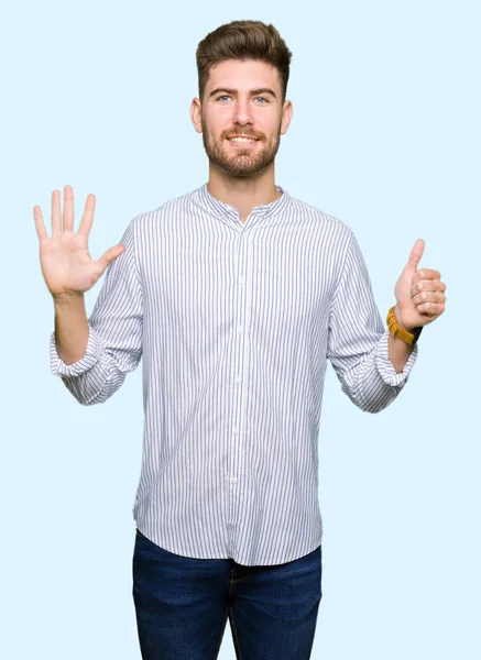 Mladý Pohledný Muž Ukazuje Ukazuje Prsty Číslo Šest Zároveň Usmívá — Stock fotografie