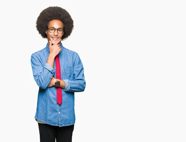 年轻的非洲裔美国商人戴着眼镜 戴着红色领带 在镜头里看起来很自信 面带微笑 双手举在下巴上 积极的思考 — 图库照片